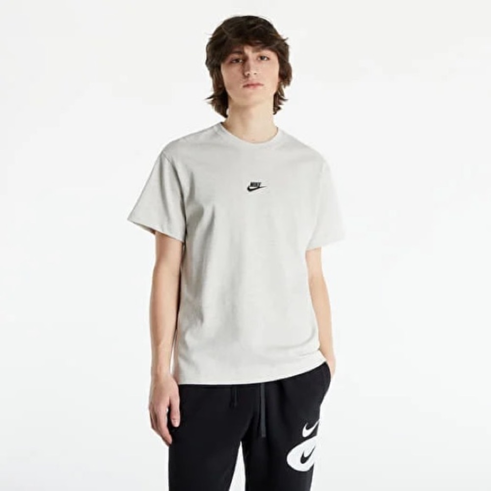Nike Sportswear Men's 100% Heavyweight Cotton Premium Essentials Loose Fit Tee